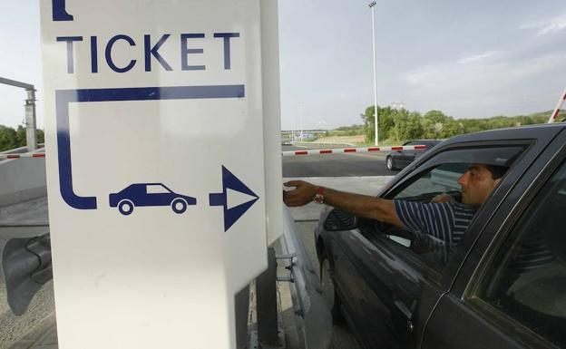 Un conductor se dispone a entrar en una autopista de peaje en Álava. /Iosu Onandia