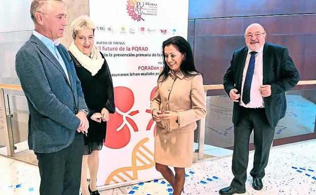 Isabel Martínez, con varios promotores de la investigación./LUIS ÁNGEL GÓMEZ