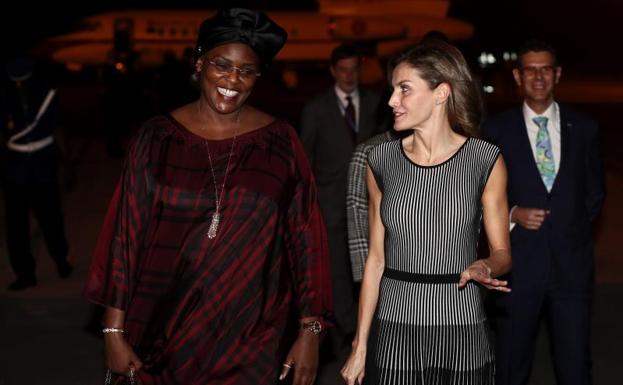 Marième Faye Sall, esposa del presidente del país, recibe a la Reina. /Efe