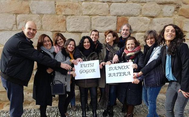 Los alcaldes de Mundaka y Bermeo, a la izquierda, junto a familiares de niños con enfermedades raras y organizadores de la gala. / I. ASTUI