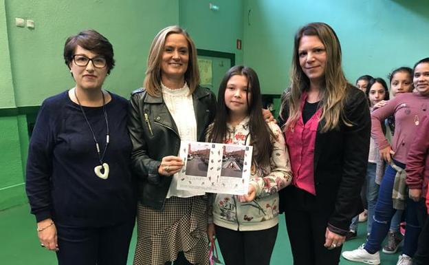 La ganadora con la alcaldesa, la técnico y la jefa de estudios. / S.LL.