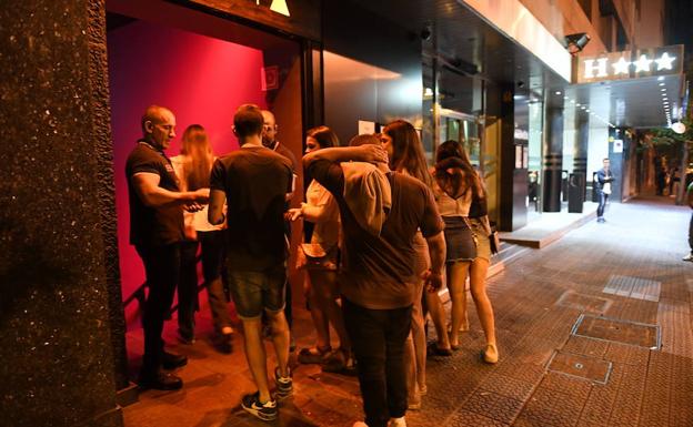 Varias personas esperan para entrar en la discoteca Moma./LUIS ÁNGEL GÓMEZ