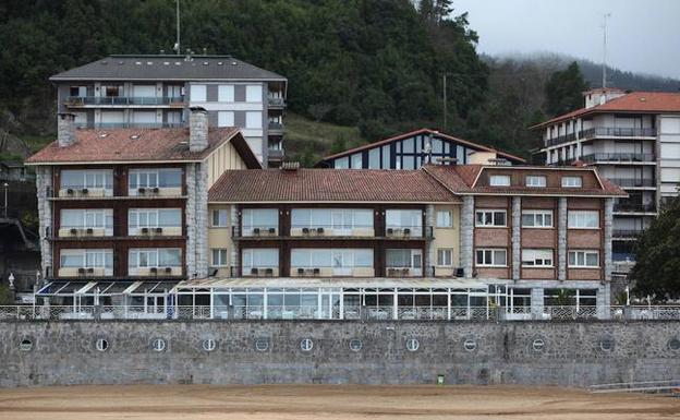 El Zita, cerrado desde hace dos años, se encuentra ubicado frente a la playa Isuntza de Lekeitio. / MAIKA SALGUERO
