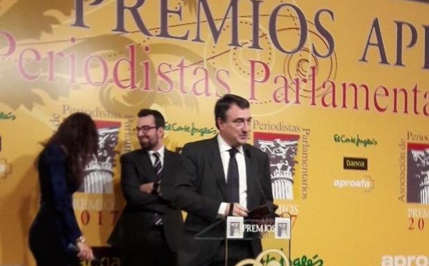Aitor Esteban, tras recoger su premio. /PremiosAPP2017