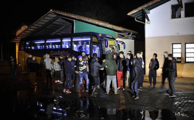 Varios menores suben a un autobús para viajar a otro centro tras el incendio en el de Amorebieta./Ignacio Pérez