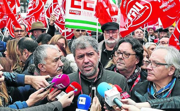 Unai Sordo realiza declaraciones acompañado por Pepe Álvarez./EFE