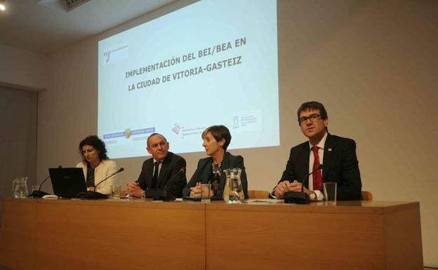 González, Tapia y Urtaran, durante la presentación del proyecto./Iosu Onandia