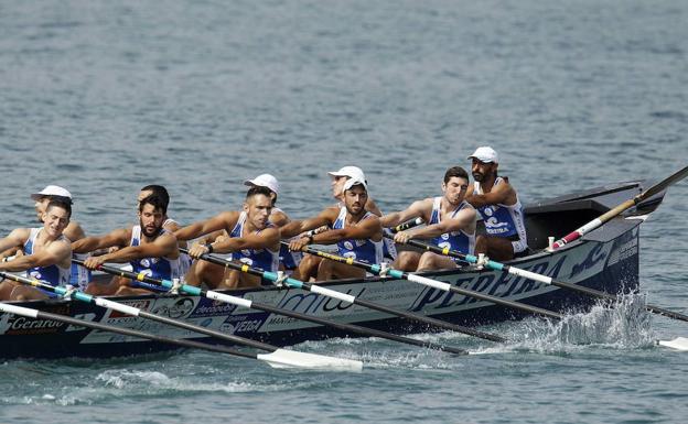 Trainera Tirán, durante una regata./E. C.