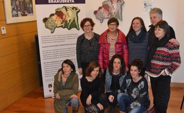 Ganadoras y responsables del certamen inauguraron ayer la exposición en la casa-torre de Lariz. / V. E.