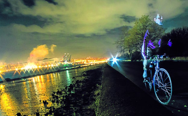 «Ciclista sin luces, ciclista fantasma» es el título de la imagen vencedora. / MIGUEL RODRÍGUEZ