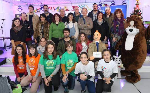 Los niños que participaron en la presentación de la 'app', junto a responsables municipales. / PEDRO URRESTI