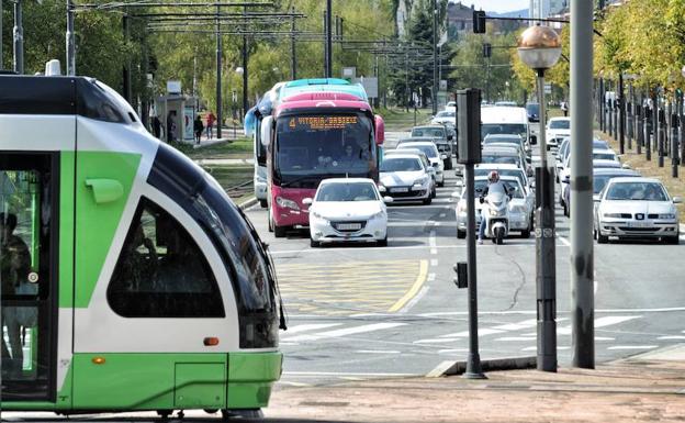 El tranvía circula por una calle de Vitoria./Igor Aizpuru