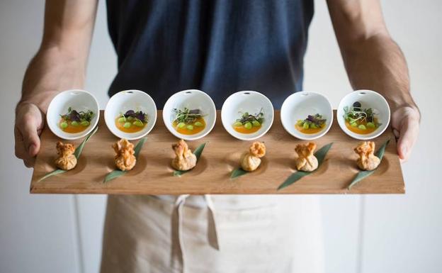 Cookplay. Tras años imaginando desde lavadoras hasta bicicletas, la diseñadora industrial Ana Roquero vio en el menaje una oportunidad para reconvertirse aprovechando el tirón de la cultura gastronómica vasca. Sus piezas de formas orgánicas y vocación popular están pensadas para adaptarse al tacto de la mano y a las nuevas formas de comer. No diseña para estrellas Michelin, pero los chefs se pirran por ellas.