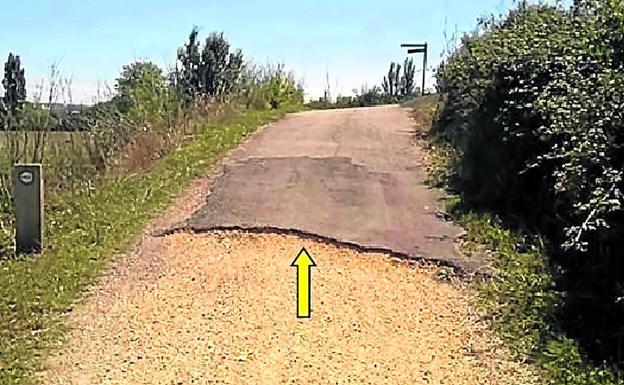 Escalón causado por la erosión del terreno en la vía verde, a unos 200 metros de Eskalmendi. /E. C.