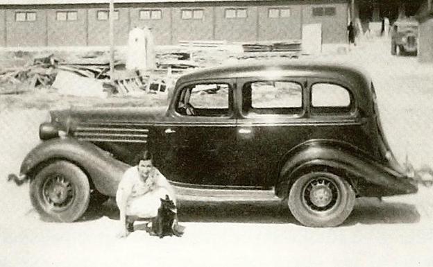 María Esther Velasco, con el Packard Sedan que conducía para el servicio de la Jefatura Militar de Vitoria.
