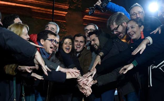 Arrimadas y Rivera, con el resto de líderes naranjas, en la Plaza Mayor de Nou Barris