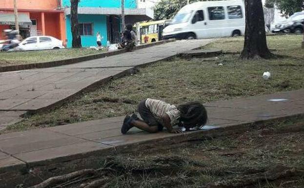 La durísima foto de una niña bebiendo de un charco que indigna a Facebook