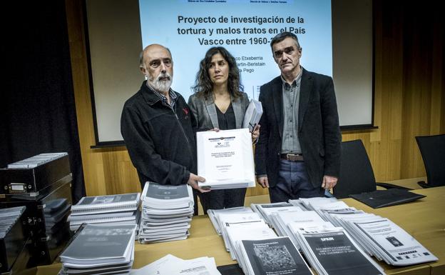 El forense Paco Etxeberria y la criminóloga Laura Pego, impulsores del informe, ayer con Jonan Fernández durante su presentación./UNANUE