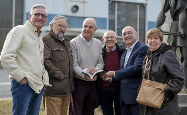 La presentación del libro tuvo lugar en las instalaciones de ArcelorMittal, empresa heredera de Laminación de Bandas en Frío. / BORJA AGUDO