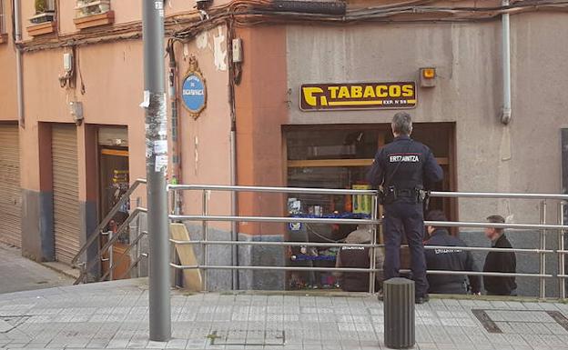 La Ertzaintza toma declaración a los dueños del estanco./G. Cuesta
