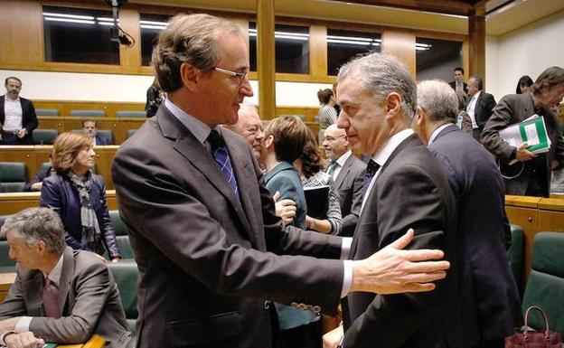 Alfonso Alonso, el líder de los populares vascos, saluda al lehendakari Urkullu ayer en el Parlamento. / BLANCA CASTILLO