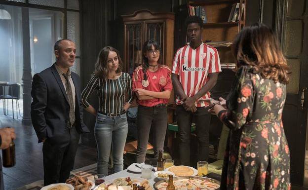 Jon, uno de los personajes de 'Estoy vivo', luce la camiseta del Athletic en la serie./