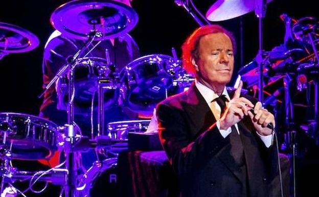 Julio Iglesias durante un concierto en Ámsterdam./AFP