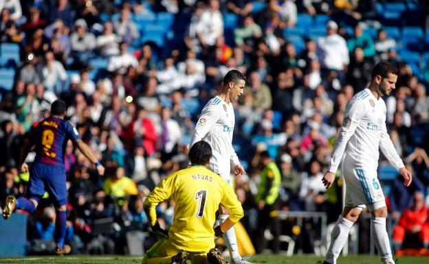 Luis Suárez celebra su tanto en el Santiago Bernabéu./AFP