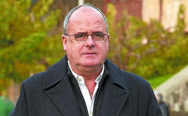Joseba Egibar pasea por una plaza del barrio donostiarra de Benta Berri./Michelena