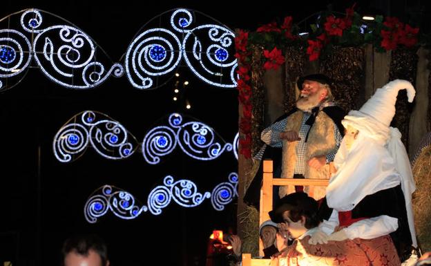 Olentzero y su séquito recorren las calles de Vitoria cargados de regalos. /Blanca Castillo