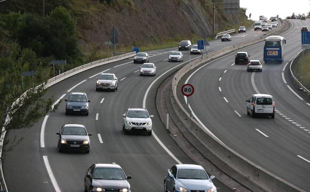 Varios coches circulan por la A-8./P.Urresti