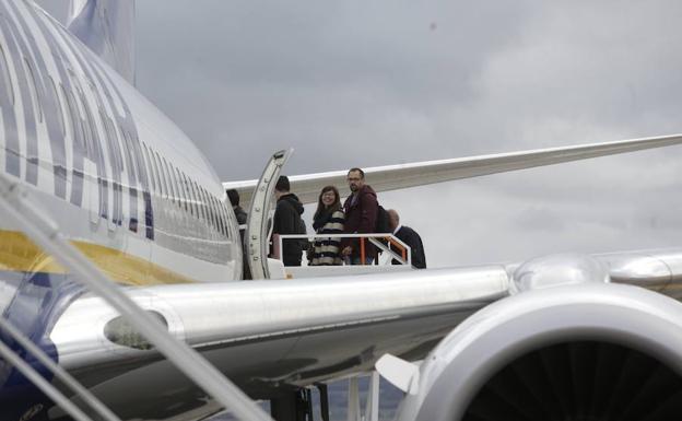 Varios pasajeros suben a un avión en el aeropuerto de Foronda./Rafa Gutiérrez