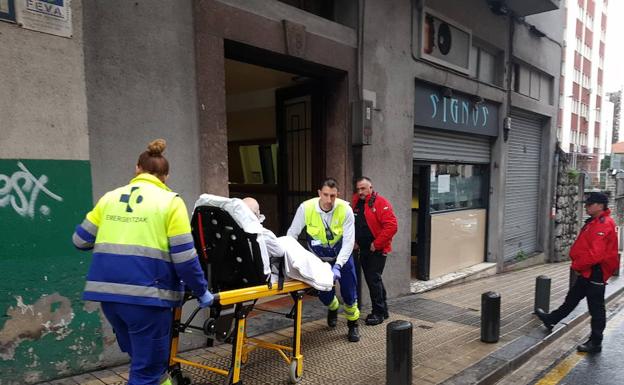 Rescatan a un hombre que no respondía tras sufrir un golpe en la cabeza en su casa de Bilbao