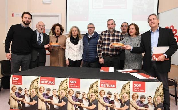 Representantes de Caritas y otras instituciones vizcaínas, esta mañana, durante la presentación del roscón solidario. /Javier Atxa