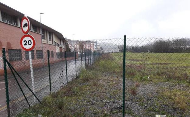 Espacio en el que se pretende habilitar el aparcamiento. / Y. R.