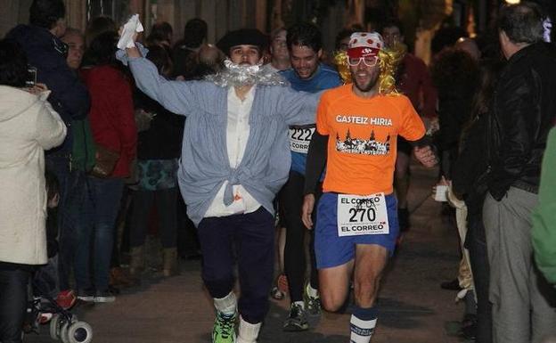 Corredores disfrazados en una pasada edición de la San Silvestre que recorrerá Durango. / E. C.