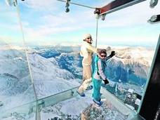 Una mujer y un niño se asoman a un mirador de suelo transparente en Pic du Midi./JEAN-PIERRE CLATOT