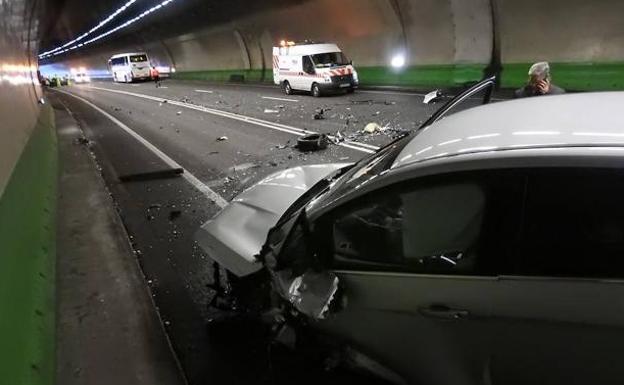 Foto de archivo de un accidente en los túneles de Artxanda en 2017./