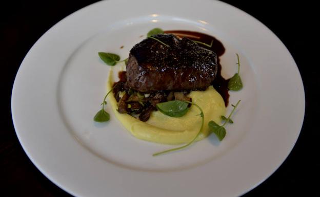 Hotel Meliá Bilbao. Dirección: Lehendakari Leizaola, 29 (Bilbao). Teléfono 944280000. Web www.melia.com. Cena y cotillón 210 € (solo cena, 120 €). Menú Año Nuevo 90 €.