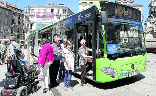 Varios ciudadanos chequean, el día de su estreno, uno de los nuevos autobuses de la ciudad./Blanca Castillo