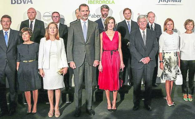 Foto de familia del acto central del 15 aniversario de Vocento, celebrado en septiembre en el Teatro Real de Madrid y presidido por los reyes Felipe y Letizia./Alberto Ferreras