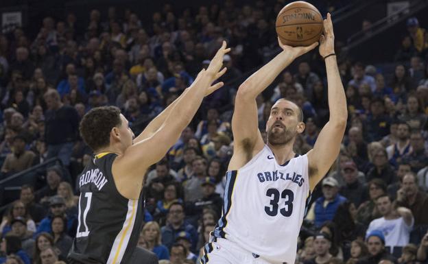 Marc Gasol se dispone a lanzar a canasta. /Reuters