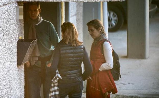 Iñaki Urdangarin y las infantas Cristina y Elena se han dejado ver este sábado por Vitoria./Rafa Gutiérrez