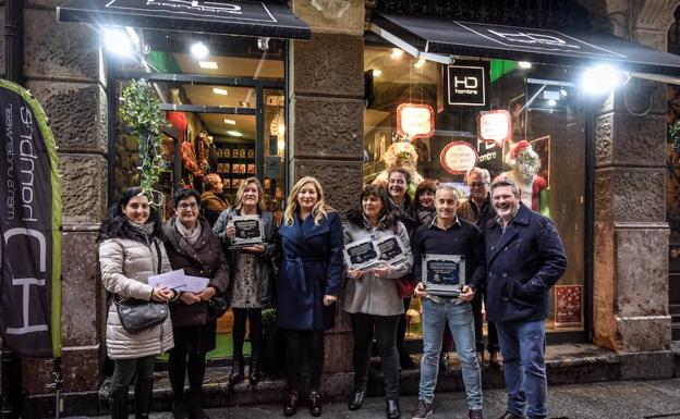 Los ganadores del concurso de escaparates posan delante del establecimiento que ha conseguido el primer premio./YVONNE FERNÁNDEZ