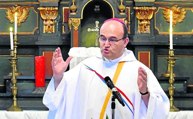 El obispo José Ignacio Munilla durante la celebración de una misa. /J. A. LÓPEZ
