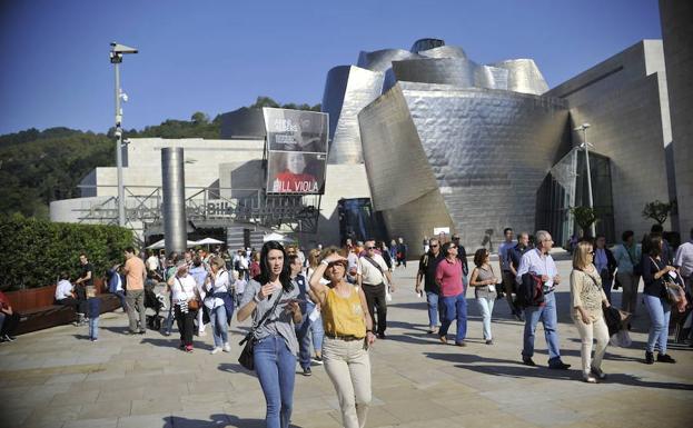 Una imagen habitual en el Guggenheim: los visitantes han acudido en masa al museo./Ignacio Pérez