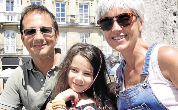 Pello y Blanca con su hija Nahia. Lograr un tratamiento lo antes posible es primordial porque la solución se complica cuando los niños crecen.