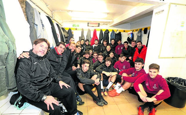 Castelo posa junto al primer equipo del Getxo en el vestuario de Fadura. / PEDRO URRESTI