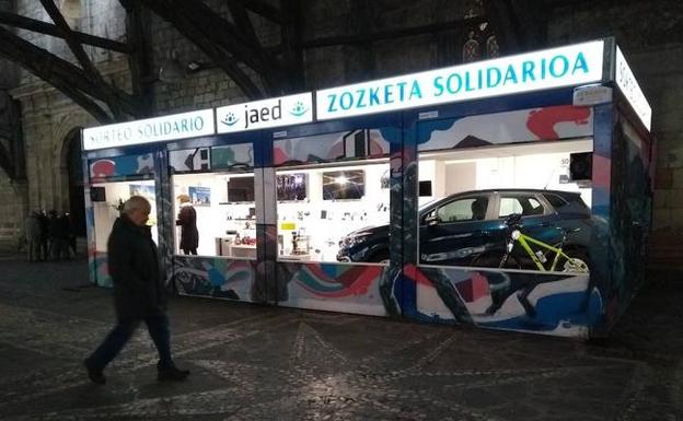 Puesto de venta de Santa María con algunos regalos a sortear. / M. D