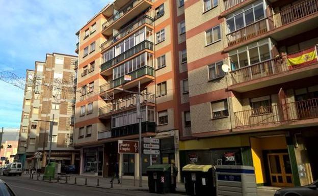 Calle en la que viven los jugadores del Arandina acusados de abusos sexuales a una joven en Aranda de Duero./S. G.